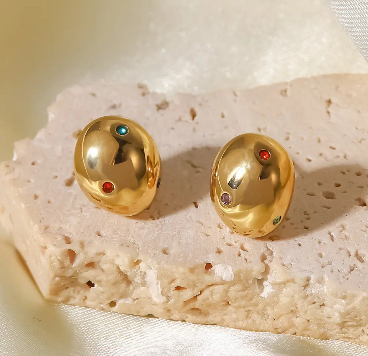 16161 Women’s Inlaid Crystal Oval Stud Gold Plated Stainless Steel Earrings