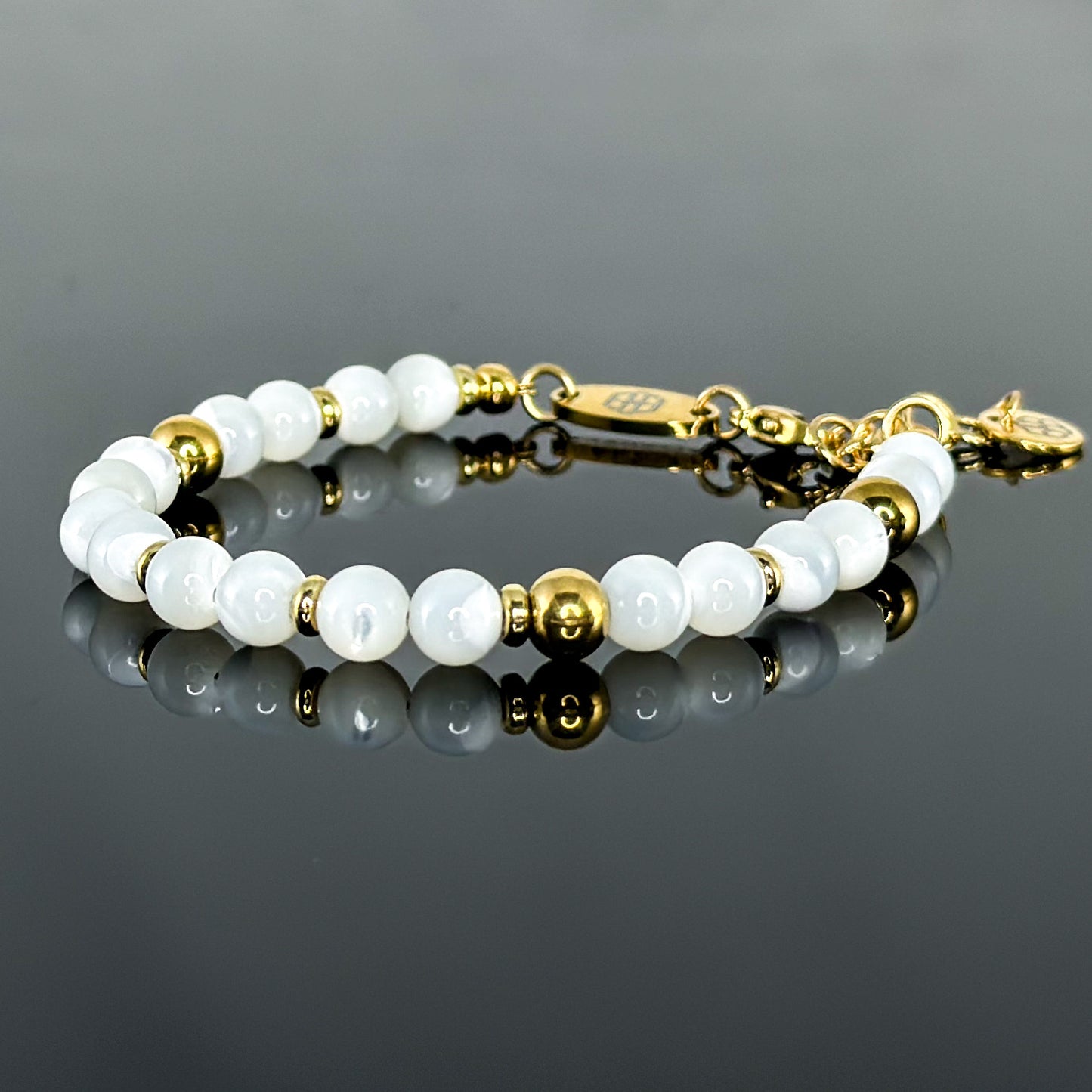 29002 Women’s Beaded Bracelet with Mother of Pearl and Gold Plated